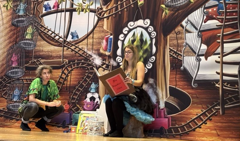 Foto von Papageno und Papagena, Papagena liest etwas aus einem Buch vor